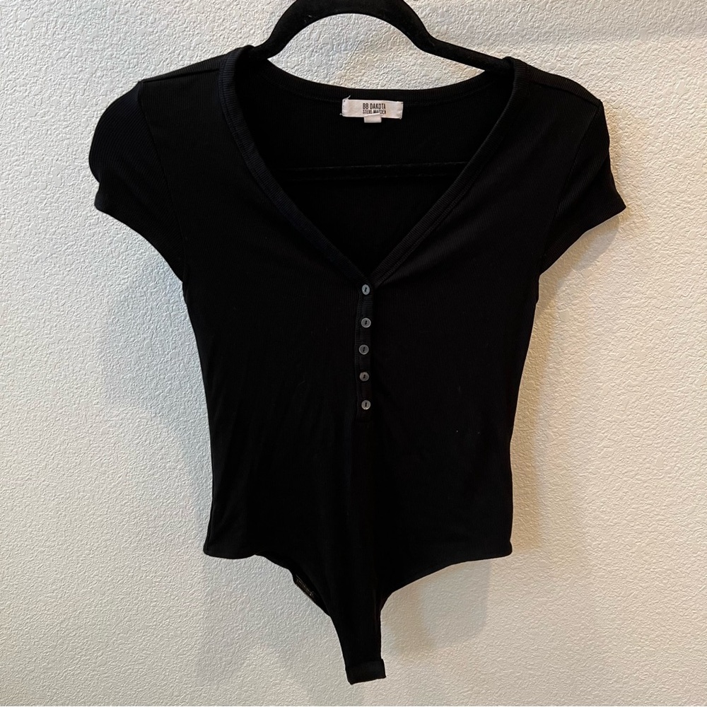 BB DAKOTA BY STEVE MADDEN Sleek It To Me Henley Bodysuit